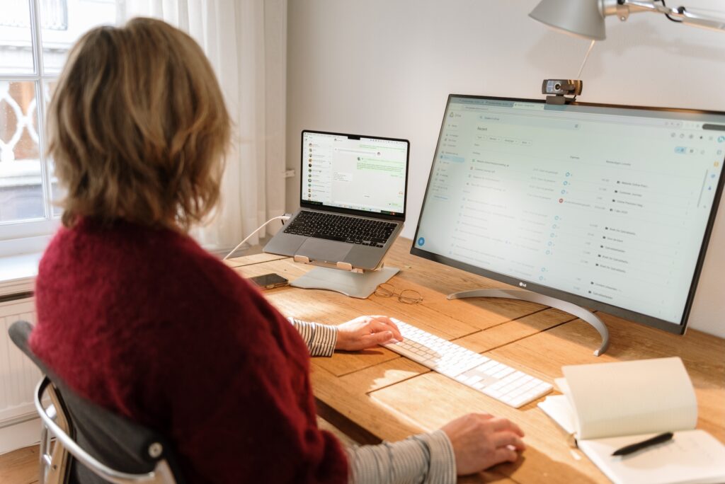 Debbie aan het werk achter een laptop