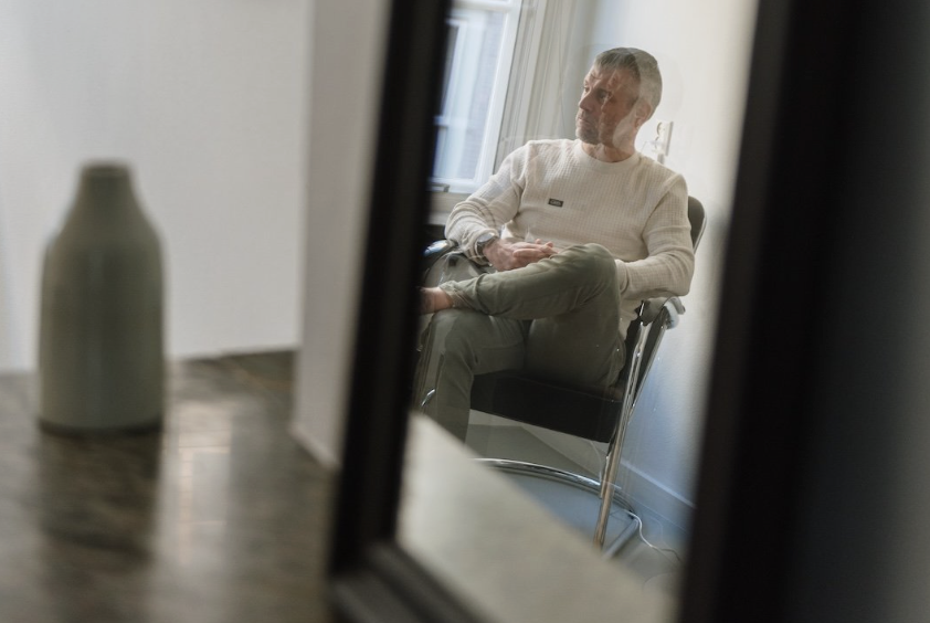 Er is een man zichtbaar in de spiegel