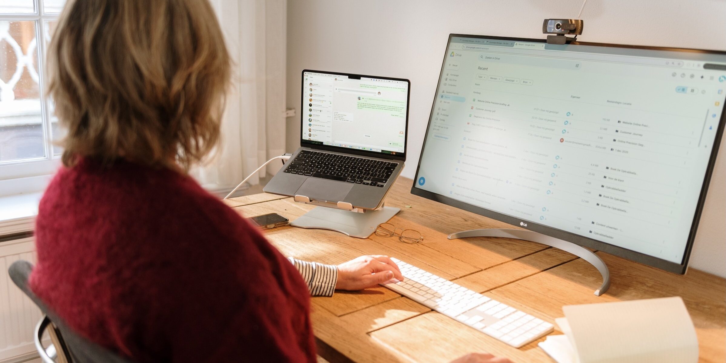 Debbie aan het werk achter een laptop