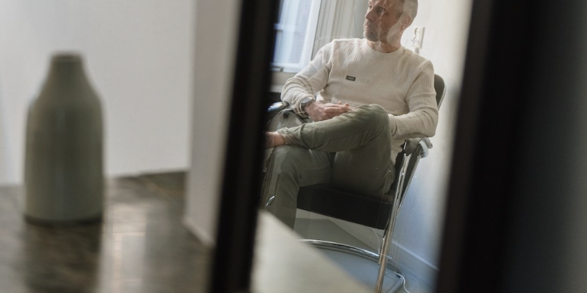 Er is een man zichtbaar in de spiegel